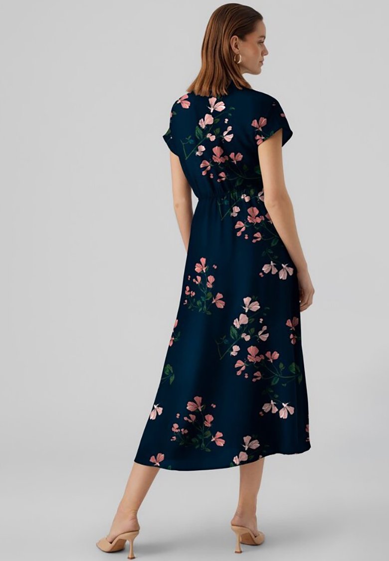Maxi-Kleid mit floralem Druck in Marineblau, mit kurzen Ärmeln, tailliertem Schnitt und einem fließenden Rock, der mit rosa Blumen und grünen Blättern verziert ist.