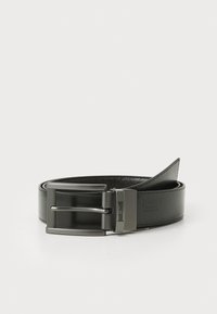 Curea din piele neagră cu o bătăi metalică rectangulară, cu accente liniare și brand gravat. Textură moale și netedă; lungime ajustabilă.