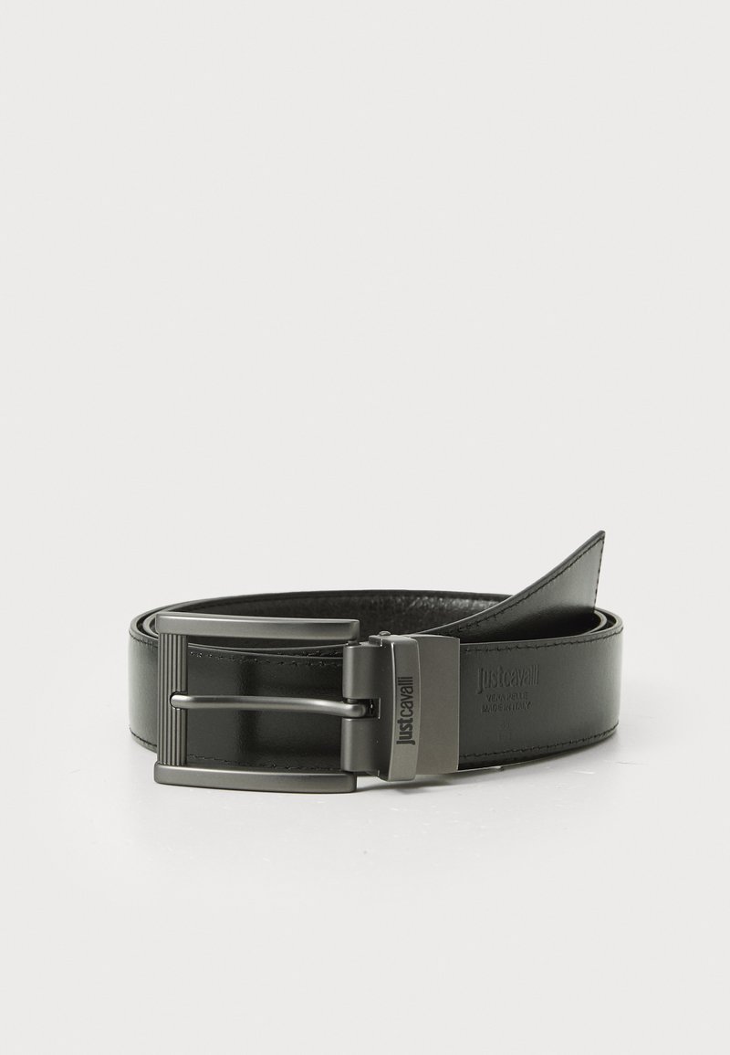 Curea din piele neagră cu o bătăi metalică rectangulară, cu accente liniare și brand gravat. Textură moale și netedă; lungime ajustabilă.