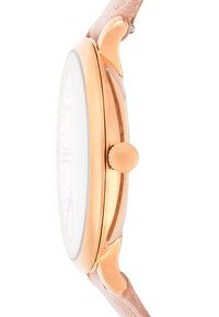 Caja de reloj en oro rosa con una esfera blanca texturizada, forma redonda y una correa de cuero rosa claro. Presenta un botón de presión lateral para ajustes.