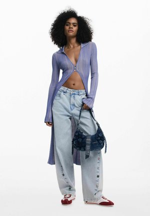 Heled purpurse ribatud lukuga top, kõrge krae, avatud esiosa. Lahtised sinised teksad nupuvääristustega. Mereväe sinine tekstuuriga käekott, punased ja valged tossud.