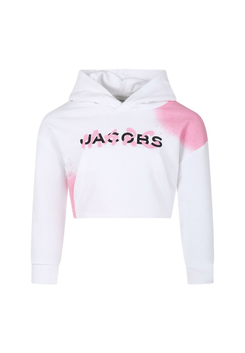 Felpa bianca corta con cappuccio, caratterizzata da una tasca a marsupio frontale, accenti di vernice spray rosa e testo nero "JACOBS" attraverso il petto.