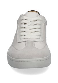 Weißer Sneaker aus einer Mischung aus glattem Leder und Wildleder mit flachen Schnürsenkeln, runder Zehenpartie und einer soliden Gummisohle.