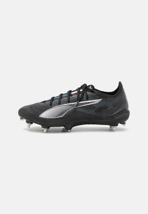 Crampon de football noir avec un dessus en mesh texturé, des accents argentés et des lacets turquoise. Dispose de six crampons argentés pour une traction sur l'herbe.
