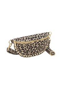 Sac en imprimé léopard avec une forme arrondie, en matériau textile, quincaillerie dorée, fermeture éclair, et accents cloutés le long du bas.