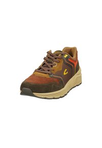 Braune und orange Sneaker bestehen aus Wildleder und Mesh-Material, haben eine runde Zehenpartie, braune Schnürsenkel und eine strukturierte beige Zwischensohle mit einer gemusterten Sohle.