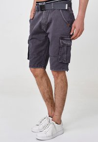 Grå cargoshorts med flera fickor, bältesöglor och en avslappnad passform. Tillverkade av slitstarkt tyg, med synlig sömnad och en mångsidig design.