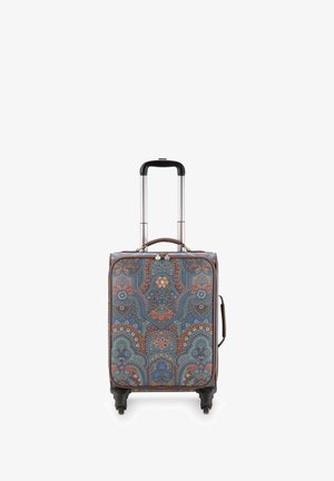 Rolkoffer met een paisley patroon in blauwe, oranje en bruine tinten, voorzien van een telescopische handgreep en dubbele draaghandvatten.
