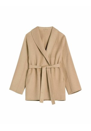 Beżowa wełniana kurtka z paskiem, szerokim kołnierzem i długimi rękawami, zaprojektowana na luźny krój i długość sięgającą połowy uda.