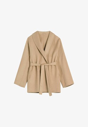 Beżowa wełniana kurtka z paskiem, szerokim kołnierzem i długimi rękawami, zaprojektowana na luźny krój i długość sięgającą połowy uda.