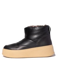 Botín negro con suela de plataforma beige y forro de piel de leopardo, con parte superior de cuero suave y tira en el talón.