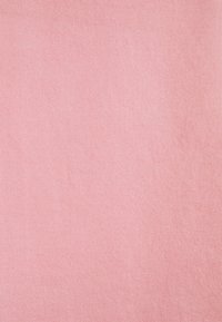 Růžová látka s hladkým povrchem, střední tloušťkou a jednobarevným vzorem. Žádné vzory ani výrazné detaily nejsou viditelné.