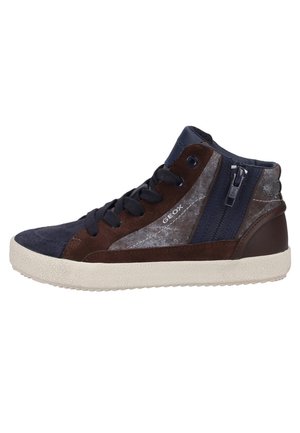Zapatillas altas que combinan ante azul marino y marrón, paneles texturizados, suela de goma y cremallera lateral para un fácil acceso.