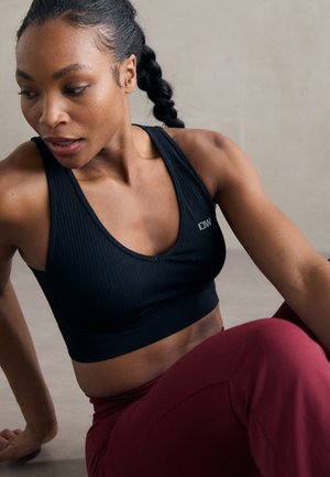 DEFINE SEAMLESS CROPPED VNECK TANK  - Top - black