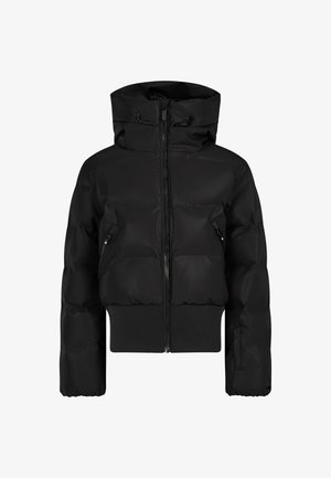 Černá pogumovaná bunda s kapucí, vybavená předním zipem, bočními kapsami a žebrovaným lemem. Vyrobena z lesklé prošívané tkaniny s hladkým povrchem.