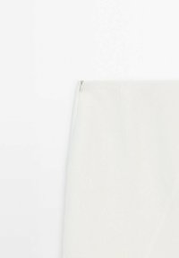 Jupe crayon blanche taille haute avec fermeture éclair latérale, présentée sur fond blanc uni.