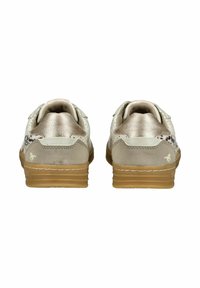 Jasnobeżowe sneakersy z metalicznymi akcentami, teksturowanym piętą i perforowanym wzorem. Gumowa podeszwa z subtelnym detalem logo.