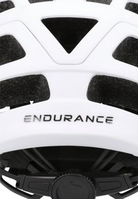 Weißer Fahrradhelm mit schwarzen Akzenten, ausgestattet mit einem belüfteten Design, "ENDURANCE" Branding und einem verstellbaren Dial für die Passform.