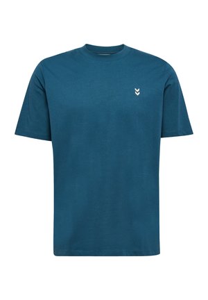 Türkise Baumwoll-T-Shirt mit kurzen Ärmeln, rundem Ausschnitt und kleinem weißen Chevron-Logo auf der linken Brust. Glatte Textur, lockere Passform.