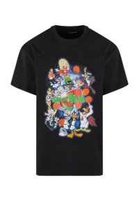 Sort bomulds-T-shirt med et farverigt grafik af tegnefilmsfigurer fra "Space Jam," omkranset af basketballer og en kosmisk baggrund.