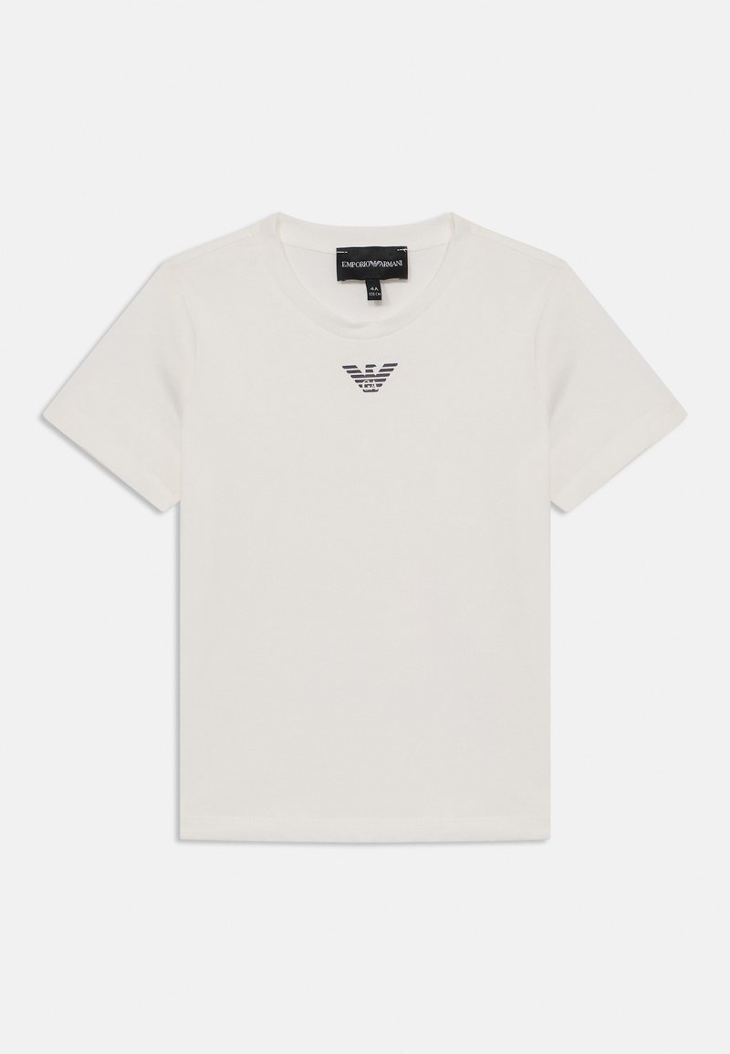 Λευκό βαμβακερό T-shirt με στρογγυλή λαιμόκοψη και κοντά μανίκια, που διαθέτει ένα μικρό navy λογότυπο στη θήκη. Μαλακή υφή, άνετη εφαρμογή.