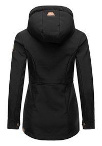 Veste noire imperméable avec capuche, poignets ajustables, taille cintrée et un petit logo en relief au dos et sur la manche.