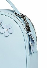 Světlomodrá kožená kabelka s květinovými aplikacemi, stříbrným zipem a kovovou sponou na popruhu rukojeti.