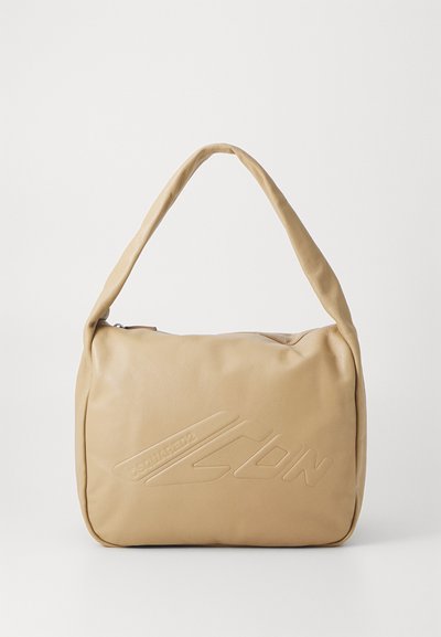Sac hobo en cuir beige doux avec une forme structurée. Doté d'un logo en relief sur l'avant et d'une seule poignée arrondie.