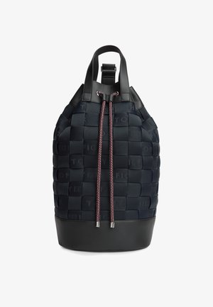 Sac seau en tissu tissé noir avec base et poignées en cuir, doté d'une fermeture à cordon rouge et blanche.