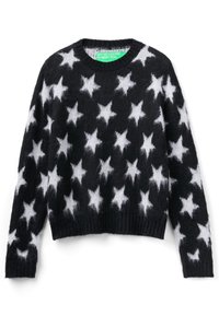 Svart tröja med vitt stjärnmönster, ribbade ärmslut och nederkant, gjord av mjukt, fluffigt material, med rundad halsringning och pull-over design.