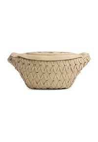 Bolso de mano tejido en beige con forma redondeada, que presenta una parte superior de cuero suave y tachuelas metálicas a lo largo del diseño tejido. Textura suave.