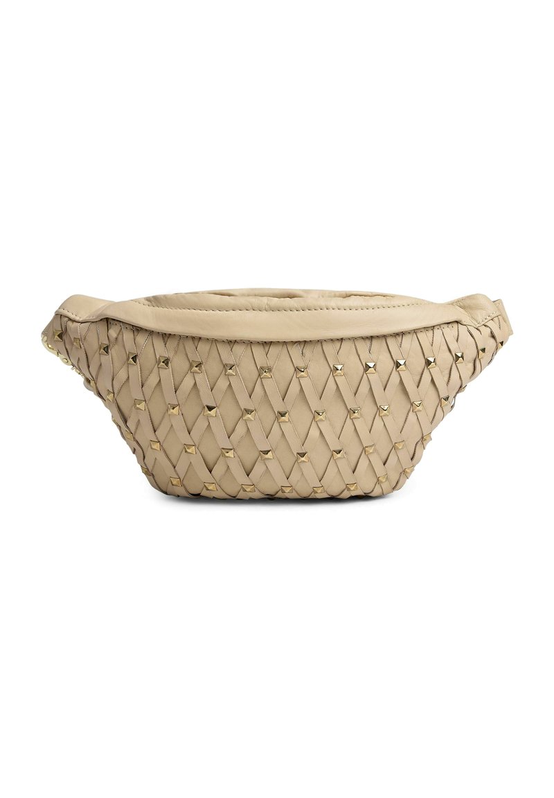 Bolso de mano tejido en beige con forma redondeada, que presenta una parte superior de cuero suave y tachuelas metálicas a lo largo del diseño tejido. Textura suave.