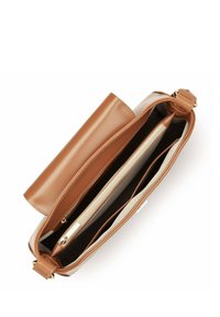 Borsa a spalla in pelle marrone con una texture liscia, dotata di scomparto principale con zip e un ulteriore tasca con patta. Interno foderato in tessuto.