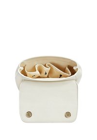 Pequeño bolso blanco con solapa abierta que muestra compartimentos interiores beige y dos cierres magnéticos dorados en la solapa.