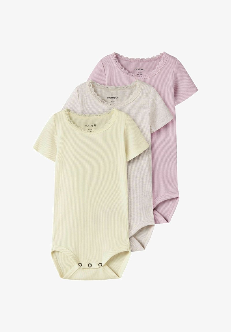 Tre ribbede korte ærmer babybodyer i lysegul, lysegrå og blid pink, hver med rund halsudskæring med blondekant og trykknaplukning.