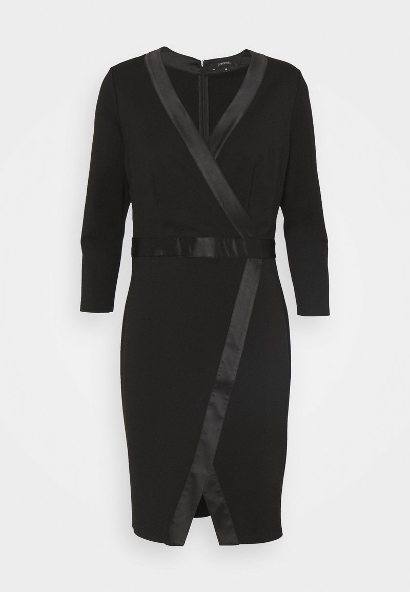 Robe portefeuille noire avec un décolleté en V, des manches longues et des accents en satin. Caractérisée par une silhouette ajustée et un ourlet à hauteur du genou. Fermeture éclair au dos.