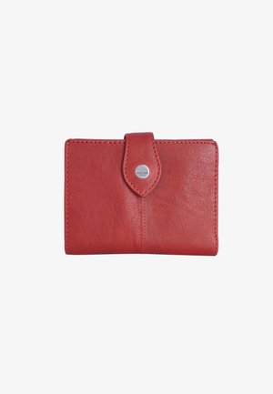 Červená kožená peněženka s texturovaným povrchem, s magnetickým uzávěrem a stříbrným emblémem značky. Kompaktní obdélníkový tvar.