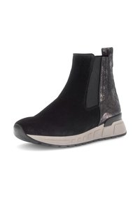 Zwarte enkellaars van suede met een textuuraccent in metaal. Voorzien van elastische zijpanelen en een opgevulde grijze zool voor comfort en ondersteuning.