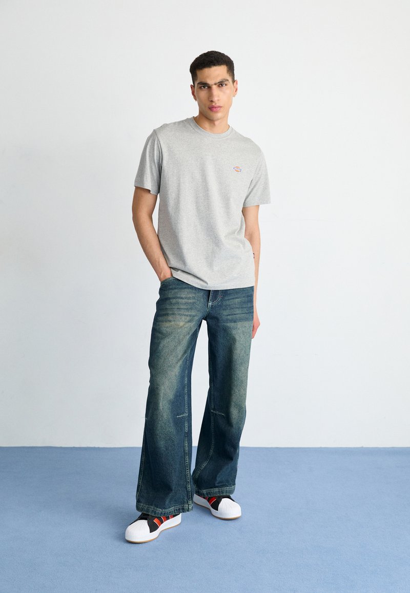 T-shirt Bianca Dickies Mezza Manica In Puro Cotone Con Taschino Sul Petto Dickies T-shirt Bianca Dickies Mezza Manica In Puro Cotone Con Taschino Sul Petto Dickies