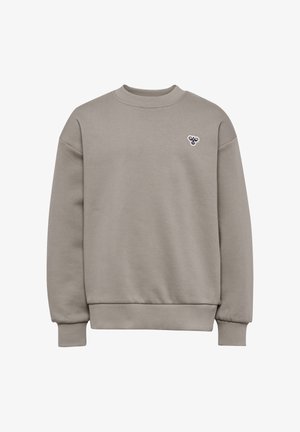 Grå sweatshirt lavet af blødt stof med rund halsudskæring, ribbet ærmekanter og et lille broderet logo på brystet.