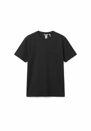 Camiseta negra de manga corta con cuello redondo con un pequeño logotipo bordado en el pecho izquierdo, mostrada sobre un fondo blanco.