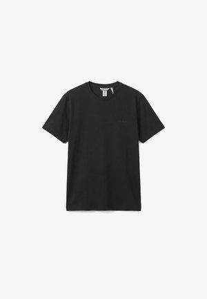 Zwart T-shirt met korte mouwen en ronde hals met een klein geborduurd logo op de linkerborst, weergegeven op een witte achtergrond.