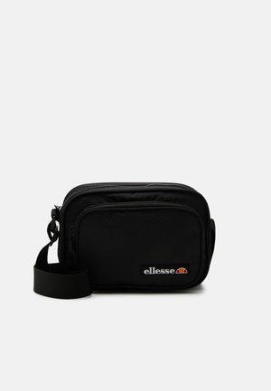 Borsa a tracolla nera con superficie testurizzata, un compartimento principale con cerniera e una tasca frontale. Presenta un'etichetta con logo e una tracolla regolabile.