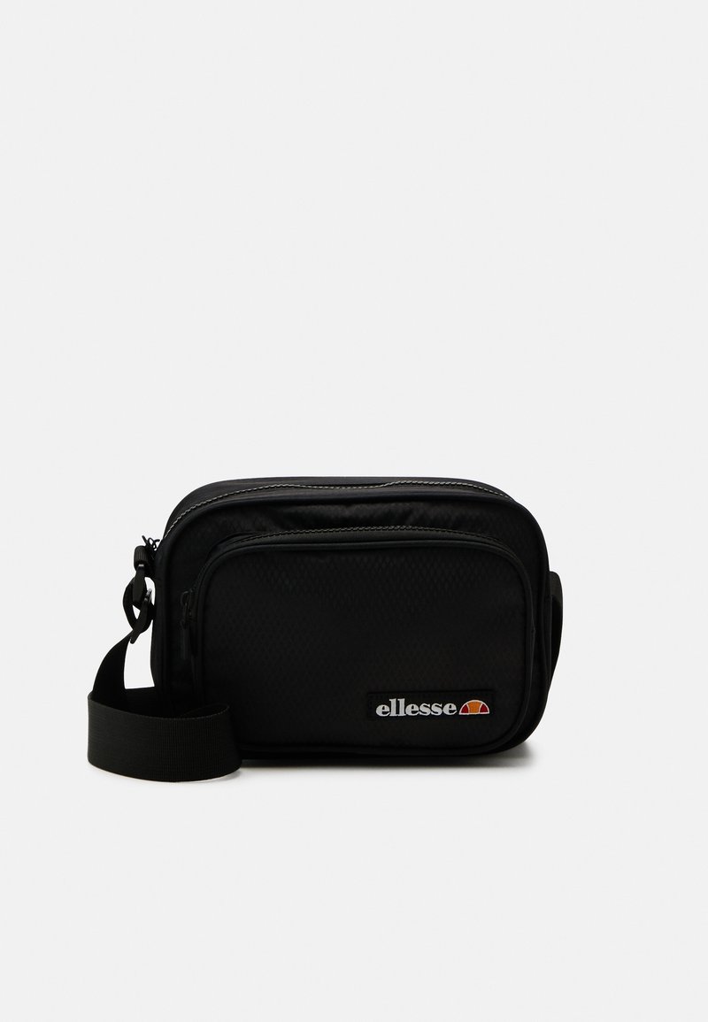 Černá kabelka přes rameno s texturovaným povrchem, jednou hlavní zipovou kapsou a přední kapsou. Obsahuje nášivku s logem a nastavitelný popruh.