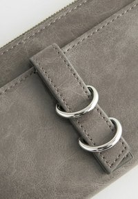 Next LARGE RING DETAILED - REGULAR FIT - Punge - grey