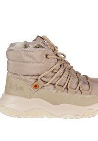 Stivali invernali beige con upper imbottito, rivestimento in pelliccia sintetica, suola testurizzata e accenti in materiali a contrasto. Presentano un design con lacci e dettaglio del logo.