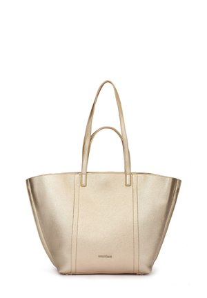 Bolso grande de mano dorado con dos asas largas y superficie texturizada, de pie sobre un fondo blanco.