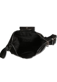 Zwarte leren tas met een ritssluiting, een gladde buitenkant, een binnenzak en een afneembare schouderband. Getextureerde accenten langs de randen.