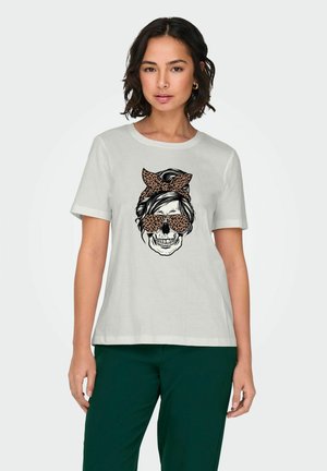 T-shirt gris clair avec un graphique d'un crâne portant des lunettes de soleil et un nœud en imprimé léopard. Manches courtes et coupe décontractée.