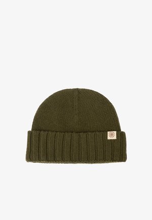 Dunkelgrüne, gestrickte Mütze mit umgeschlagenem, geripptem Bündchen und kleinem quadratischem Stoffetikett mit dekorativem Logo an der Seite.